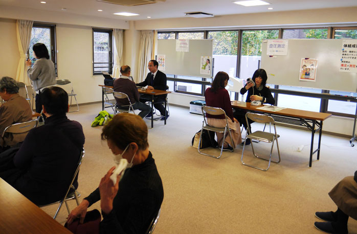 クリニック様と調剤薬局様合同で開催した無料健康相談の風景